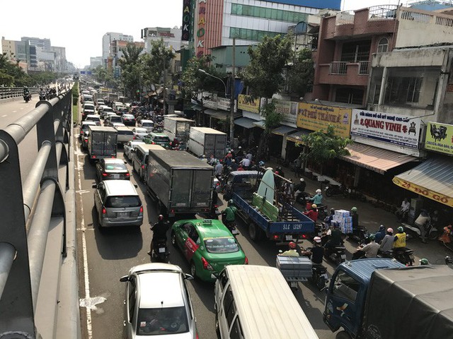 Không sự cố, giao thông cửa ngõ sân bay Tân Sơn Nhất vẫn rối loạn - Ảnh 4.