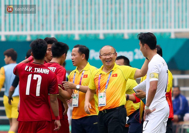 Son Heung-min âm thầm nghe lén chiến thuật của Việt Nam, bị HLV Park Hang Seo phát hiện - Ảnh 1.