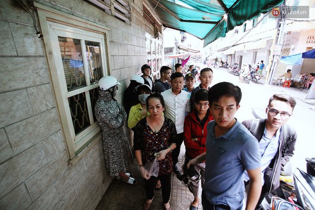 Cận cảnh người Sài Gòn chờ hàng giờ đồng hồ, tranh mua mâm cua dì Ba chỉ bán 10 phút là hết sạch - Ảnh 2.