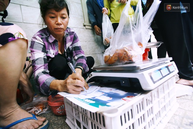 Cận cảnh người Sài Gòn chờ hàng giờ đồng hồ, tranh mua mâm cua dì Ba chỉ bán 10 phút là hết sạch - Ảnh 14.