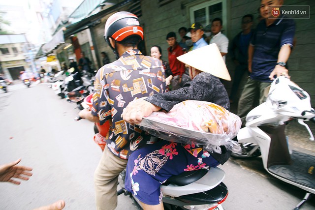 Cận cảnh người Sài Gòn chờ hàng giờ đồng hồ, tranh mua mâm cua dì Ba chỉ bán 10 phút là hết sạch - Ảnh 6.