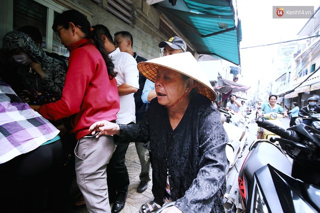 Cận cảnh người Sài Gòn chờ hàng giờ đồng hồ, tranh mua mâm cua dì Ba chỉ bán 10 phút là hết sạch - Ảnh 9.