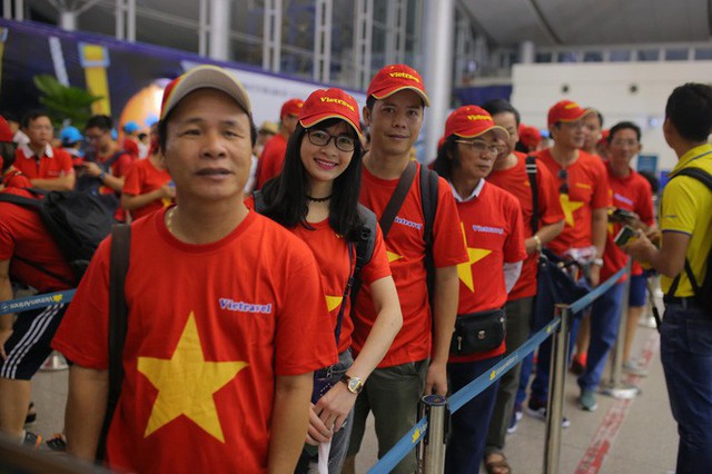 Hơn 300 CĐV bay sớm sang Indonesia tiếp lửa cho Olympic Việt Nam tranh HCĐ - Ảnh 1.