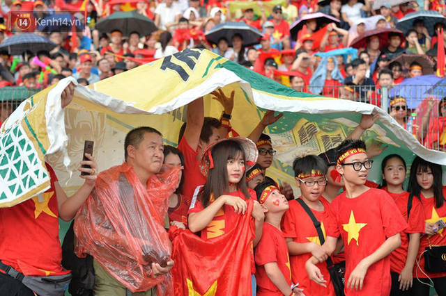 CĐV vỡ òa khi Văn Quyết gỡ hòa 1 - 1 cho Olympic Việt Nam trong trận tranh HCĐ lịch sử - Ảnh 2.