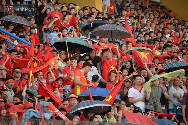 CĐV vỡ òa khi Văn Quyết gỡ hòa 1 - 1 cho Olympic Việt Nam trong trận tranh HCĐ lịch sử - Ảnh 3.