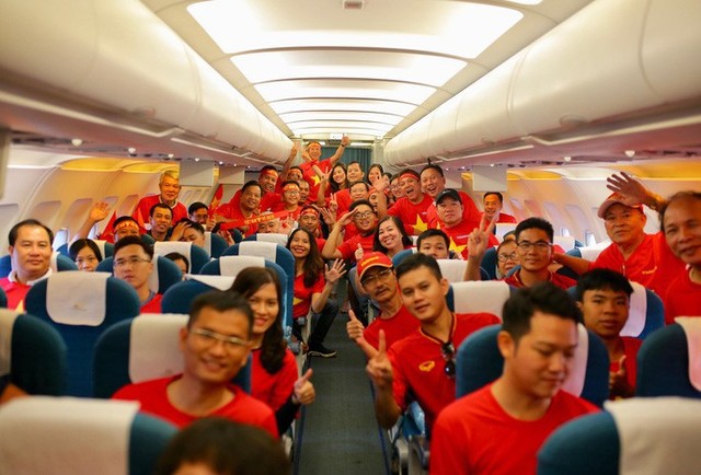 Hơn 300 CĐV bay sớm sang Indonesia tiếp lửa cho Olympic Việt Nam tranh HCĐ - Ảnh 11.
