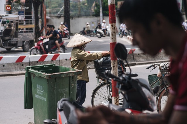 Một ngày đạp xe nhặt rác của người mẹ nghèo nuôi 3 cô con gái đỗ Đại học - Ảnh 3.