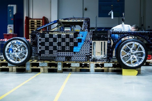Lego dùng hơn 1 triệu mảnh ghép làm siêu xe Bugatti Chiron, lái được nhưng tốc độ chỉ bằng 1/21 xe thật - Ảnh 3.