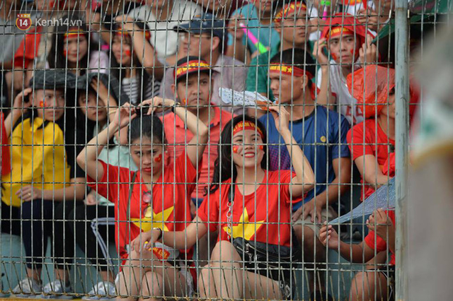 CĐV vỡ òa khi Văn Quyết gỡ hòa 1 - 1 cho Olympic Việt Nam trong trận tranh HCĐ lịch sử - Ảnh 4.