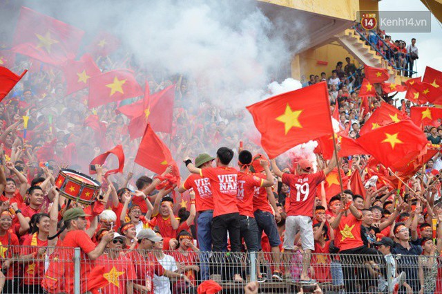 CĐV vỡ òa khi Văn Quyết gỡ hòa 1 - 1 cho Olympic Việt Nam trong trận tranh HCĐ lịch sử - Ảnh 20.