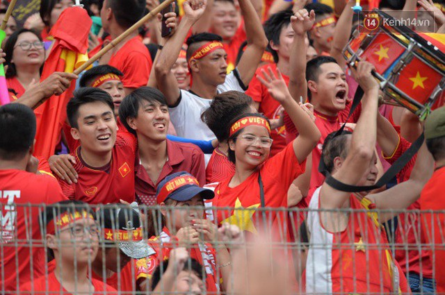 CĐV vỡ òa khi Văn Quyết gỡ hòa 1 - 1 cho Olympic Việt Nam trong trận tranh HCĐ lịch sử - Ảnh 21.