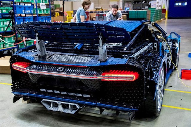 Lego dùng hơn 1 triệu mảnh ghép làm siêu xe Bugatti Chiron, lái được nhưng tốc độ chỉ bằng 1/21 xe thật - Ảnh 7.