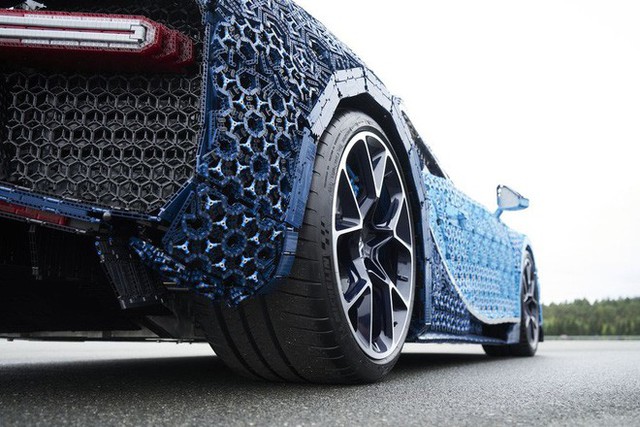 Lego dùng hơn 1 triệu mảnh ghép làm siêu xe Bugatti Chiron, lái được nhưng tốc độ chỉ bằng 1/21 xe thật - Ảnh 8.