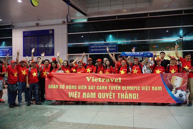 Hơn 300 CĐV bay sớm sang Indonesia tiếp lửa cho Olympic Việt Nam tranh HCĐ - Ảnh 8.