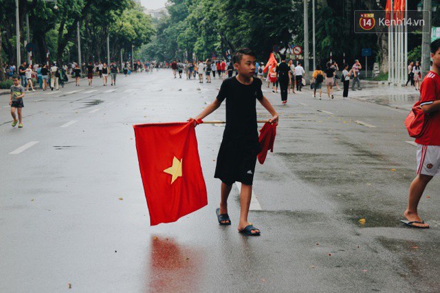 CĐV vỡ òa khi Văn Quyết gỡ hòa 1 - 1 cho Olympic Việt Nam trong trận tranh HCĐ lịch sử - Ảnh 8.