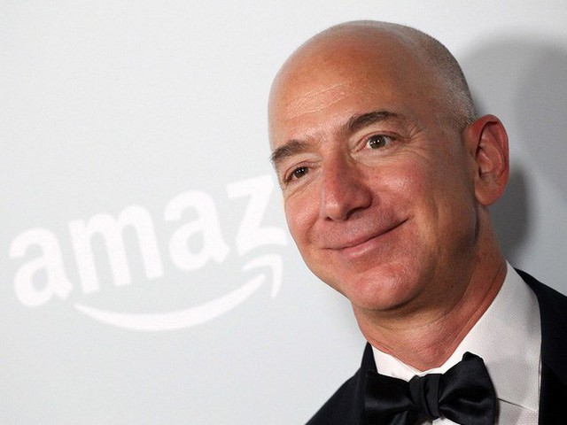 Tỷ phú Jeff Bezos kiếm 11 ngàn USD/giờ, gấp hơn 700 lần lương công nhân làm ở kho hàng Amazon - Ảnh 1.