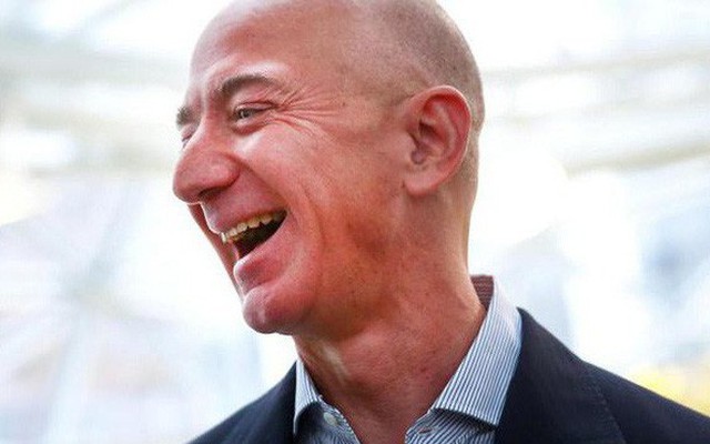 Tỷ phú Jeff Bezos kiếm 11 ngàn USD/giờ, gấp hơn 700 lần lương công nhân làm ở kho hàng Amazon