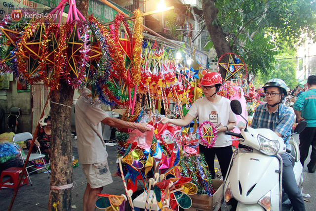 Phố Hàng Mã rục rịch mùa Trung thu: Hàng Trung Quốc vắng bóng, lồng đèn truyền thống lên ngôi - Ảnh 13.