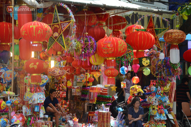 Phố Hàng Mã rục rịch mùa Trung thu: Hàng Trung Quốc vắng bóng, lồng đèn truyền thống lên ngôi - Ảnh 4.