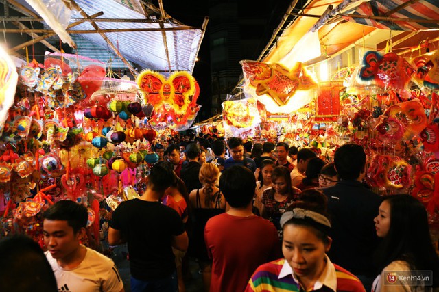 Chủ các gian hàng ở phố lồng đèn Sài Gòn than trời vì... ế: Khách chen chúc để chụp hình chứ không ai mua - Ảnh 1.