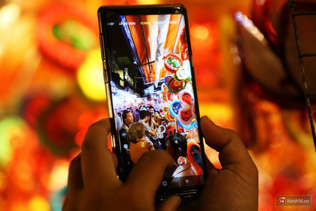 Chủ các gian hàng ở phố lồng đèn Sài Gòn than trời vì... ế: Khách chen chúc để chụp hình chứ không ai mua - Ảnh 2.