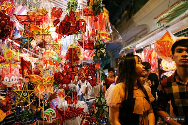 Chủ các gian hàng ở phố lồng đèn Sài Gòn than trời vì... ế: Khách chen chúc để chụp hình chứ không ai mua - Ảnh 11.