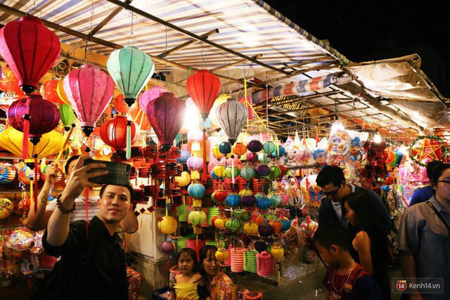 Chủ các gian hàng ở phố lồng đèn Sài Gòn than trời vì... ế: Khách chen chúc để chụp hình chứ không ai mua - Ảnh 3.