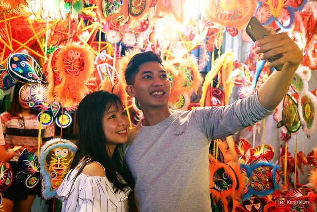 Chủ các gian hàng ở phố lồng đèn Sài Gòn than trời vì... ế: Khách chen chúc để chụp hình chứ không ai mua - Ảnh 4.