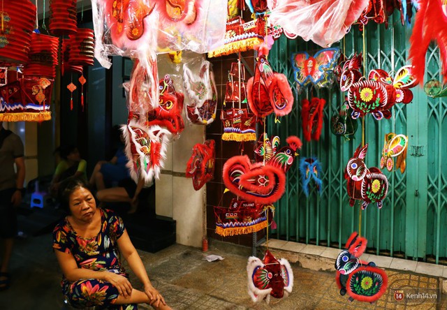 Chủ các gian hàng ở phố lồng đèn Sài Gòn than trời vì... ế: Khách chen chúc để chụp hình chứ không ai mua - Ảnh 5.