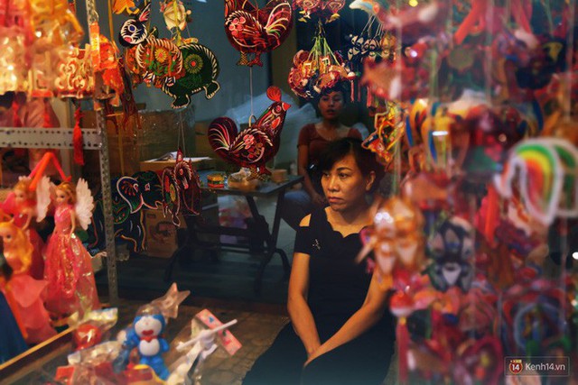 Chủ các gian hàng ở phố lồng đèn Sài Gòn than trời vì... ế: Khách chen chúc để chụp hình chứ không ai mua - Ảnh 7.