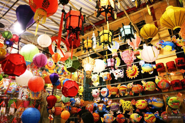 Chủ các gian hàng ở phố lồng đèn Sài Gòn than trời vì... ế: Khách chen chúc để chụp hình chứ không ai mua - Ảnh 9.