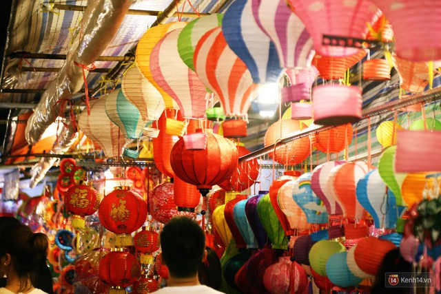 Chủ các gian hàng ở phố lồng đèn Sài Gòn than trời vì... ế: Khách chen chúc để chụp hình chứ không ai mua - Ảnh 10.