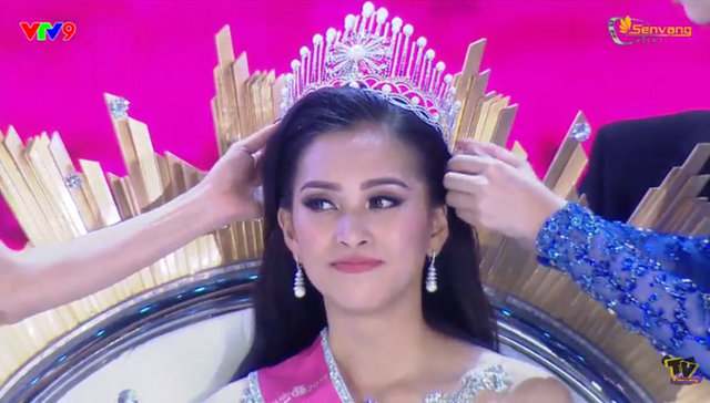 Người đẹp 18 tuổi Trần Tiểu Vy đánh bại 43 thí sinh, đăng quang Hoa hậu Việt Nam 2018 - Ảnh 1.