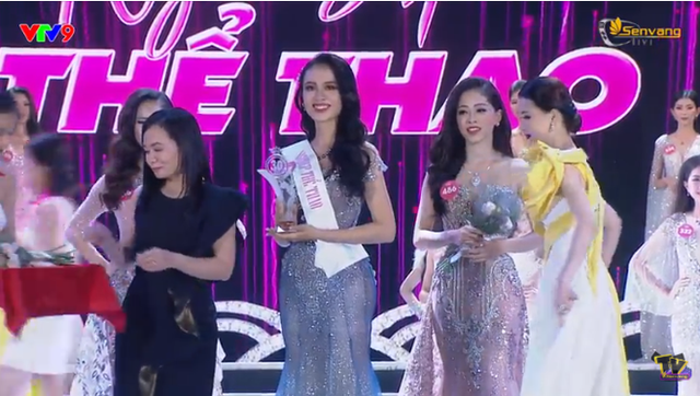 Người đẹp 18 tuổi Trần Tiểu Vy đánh bại 43 thí sinh, đăng quang Hoa hậu Việt Nam 2018 - Ảnh 11.
