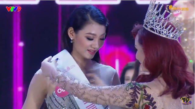 Người đẹp 18 tuổi Trần Tiểu Vy đánh bại 43 thí sinh, đăng quang Hoa hậu Việt Nam 2018 - Ảnh 12.