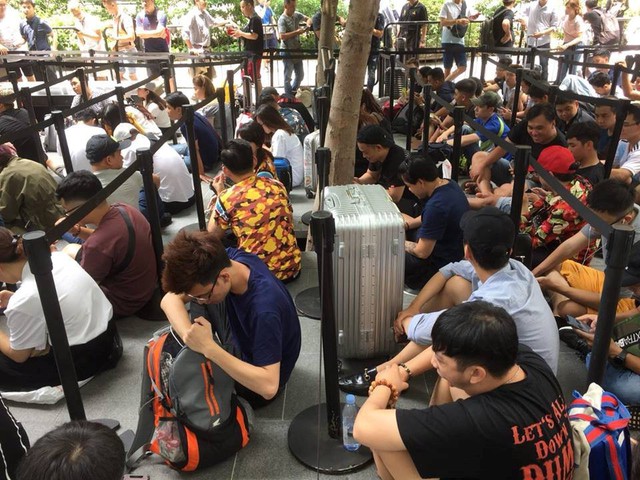 Chị em người Việt đứng đầu hàng người chờ mua iPhone mới tại Apple Store Singapore - Ảnh 3.