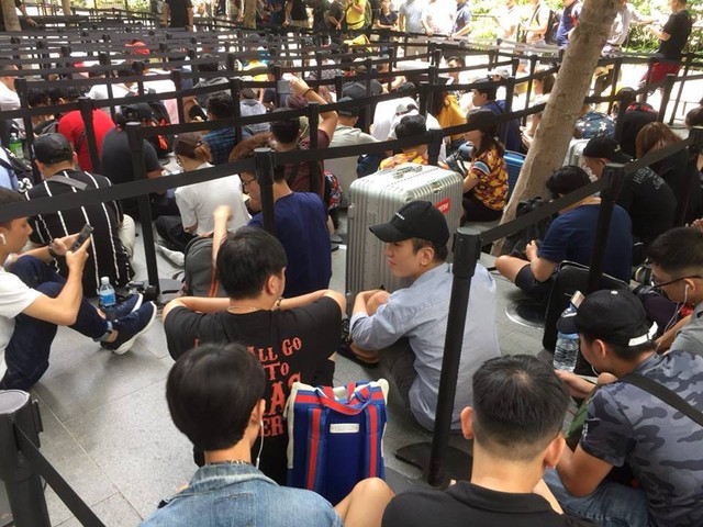 Chị em người Việt đứng đầu hàng người chờ mua iPhone mới tại Apple Store Singapore - Ảnh 4.