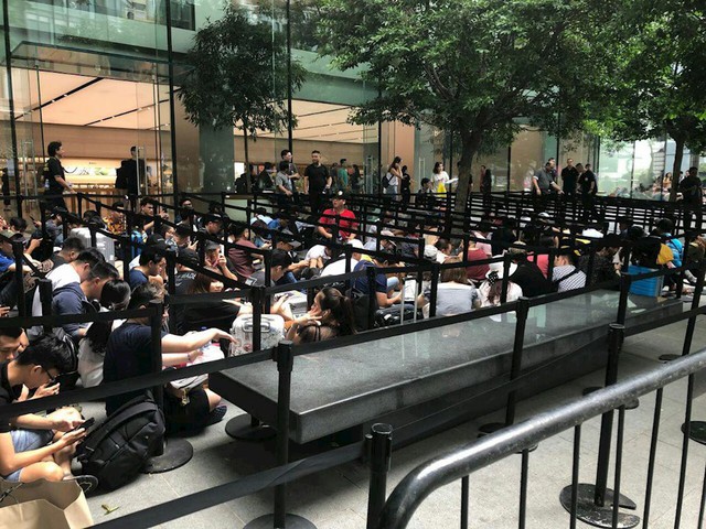 Chị em người Việt đứng đầu hàng người chờ mua iPhone mới tại Apple Store Singapore - Ảnh 5.