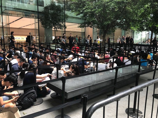 Chị em người Việt đứng đầu hàng người chờ mua iPhone mới tại Apple Store Singapore - Ảnh 6.