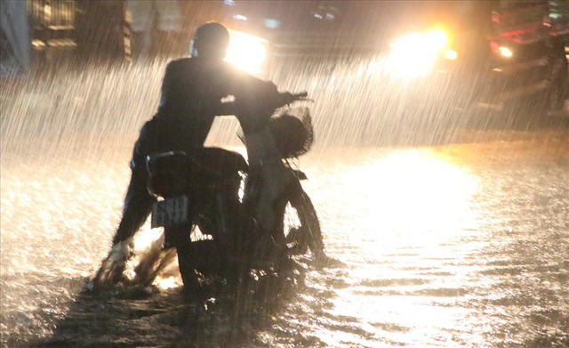 Bình Dương: Cứ mưa là đường thành sông, nhiều người ngã sấp ngửa - Ảnh 2. Bình Dương: Cứ mưa là đường thành sông, nhiều người ngã sấp ngửa - Ảnh 2.