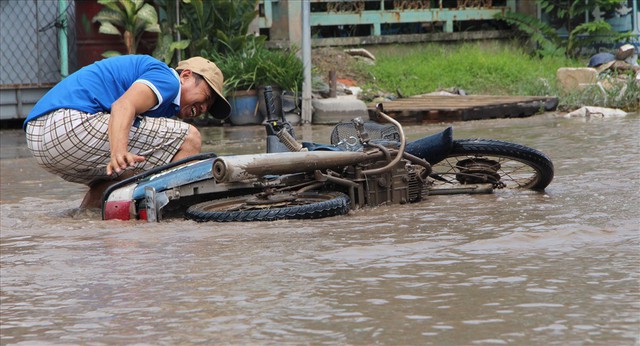 Bình Dương: Cứ mưa là đường thành sông, nhiều người ngã sấp ngửa - Ảnh 17. Bình Dương: Cứ mưa là đường thành sông, nhiều người ngã sấp ngửa - Ảnh 17.