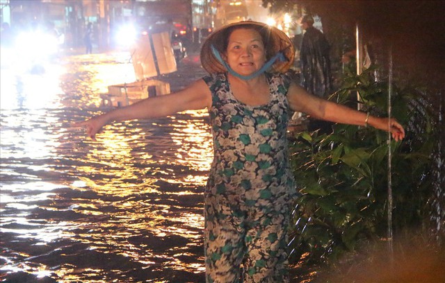Bình Dương: Cứ mưa là đường thành sông, nhiều người ngã sấp ngửa - Ảnh 6. Bình Dương: Cứ mưa là đường thành sông, nhiều người ngã sấp ngửa - Ảnh 6.