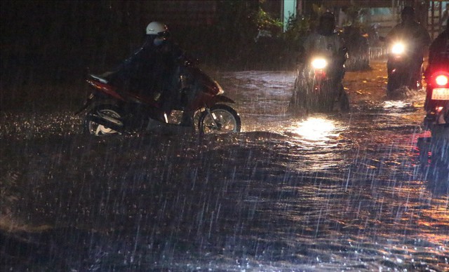 Bình Dương: Cứ mưa là đường thành sông, nhiều người ngã sấp ngửa - Ảnh 7.