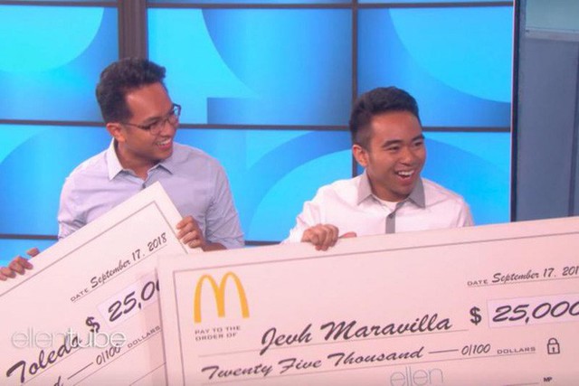 Hai anh chàng treo ảnh của chính mình trong quán McDonald gần hai tháng mà không ai phát hiện vừa được chính McDonald cảm ơn và tặng 50.000 USD - Ảnh 1.