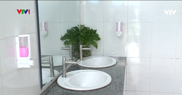 Nhà vệ sinh xịn như khách sạn 5 sao của học sinh Quảng Ninh: Bên ngoài là dàn hoa ngát hương, bước vào trong nhạc du dương tự động bật - Ảnh 1.