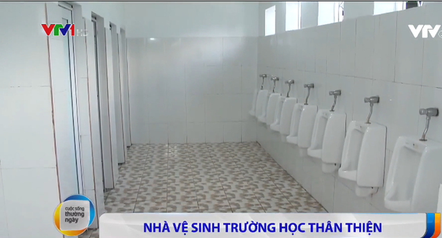 Nhà vệ sinh xịn như khách sạn 5 sao của học sinh Quảng Ninh: Bên ngoài là dàn hoa ngát hương, bước vào trong nhạc du dương tự động bật - Ảnh 2.
