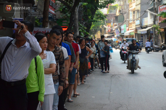 Chùm ảnh: Người Hà Nội xếp hàng dài chờ mua bánh Trung Thu Bảo Phương, đường phố tắc nghẽn - Ảnh 2.