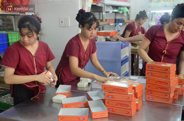 Chùm ảnh: Người Hà Nội xếp hàng dài chờ mua bánh Trung Thu Bảo Phương, đường phố tắc nghẽn - Ảnh 11.