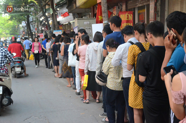 Chùm ảnh: Người Hà Nội xếp hàng dài chờ mua bánh Trung Thu Bảo Phương, đường phố tắc nghẽn - Ảnh 12.