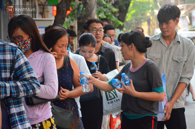 Chùm ảnh: Người Hà Nội xếp hàng dài chờ mua bánh Trung Thu Bảo Phương, đường phố tắc nghẽn - Ảnh 13.